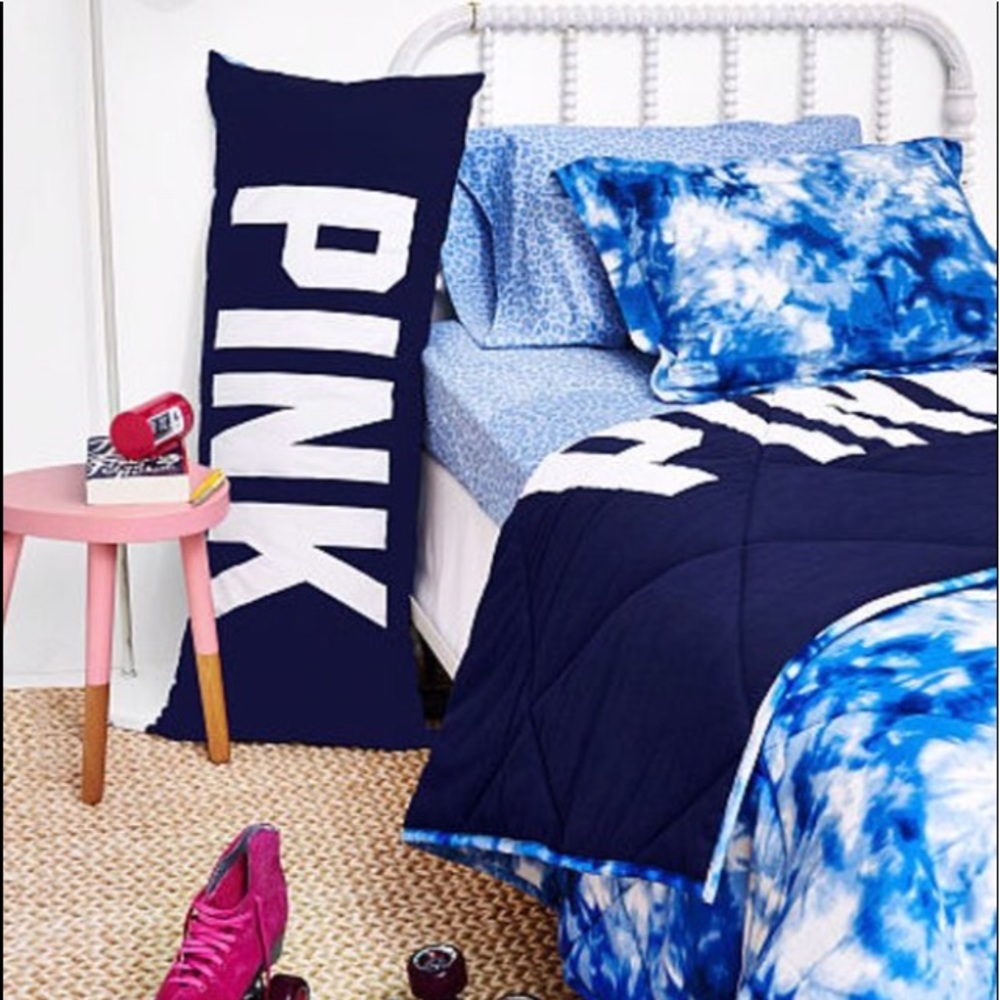 VS PINK COMFORTER IN  NEW CONDITION❌SOLD LOCALLY ❌